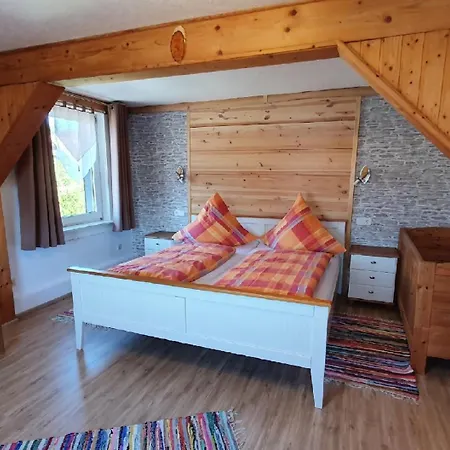 Leonie Apartment *